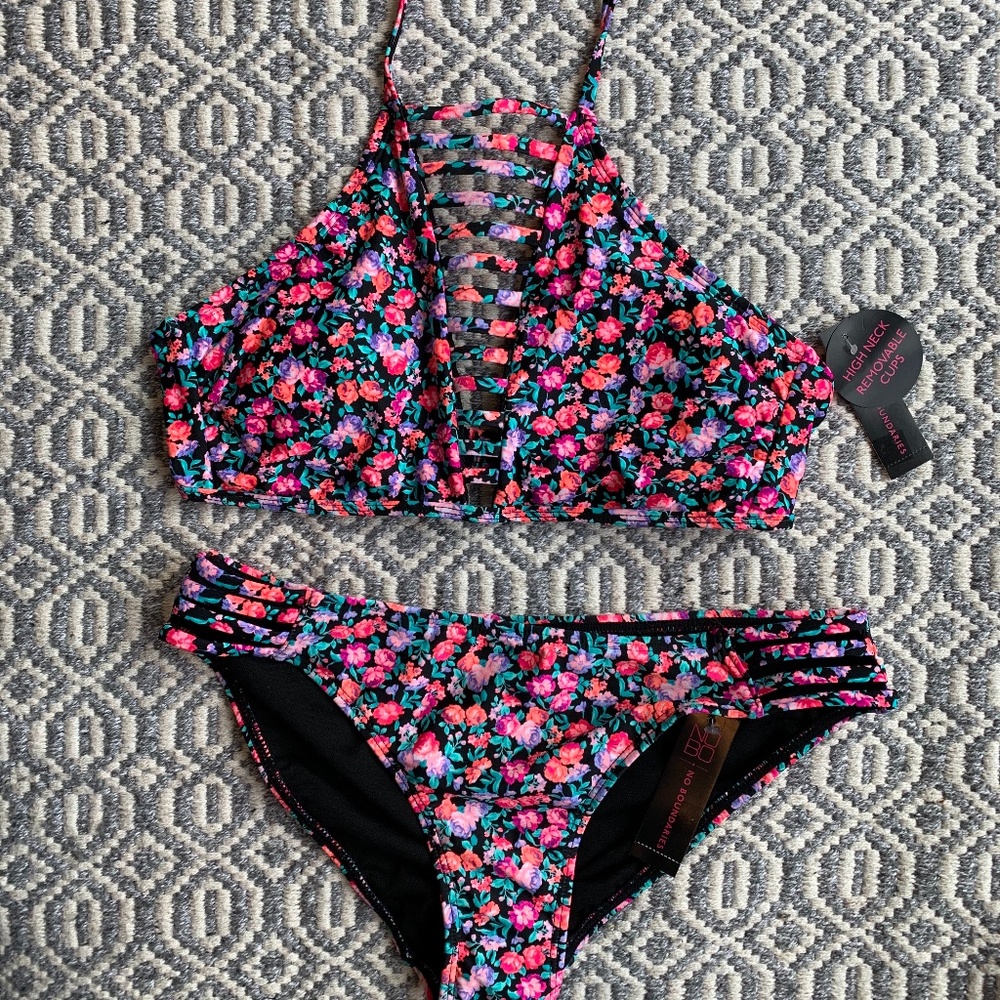 NWT Floral Bikini Top & Bottoms Medium